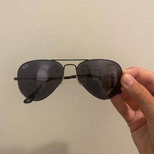 Black Aviator Ray-Ban.
